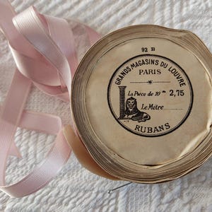 Nastro di seta francese vintage rosa su rotolo RUBANS Grands Magasins du Louvre Paris vecchio nastro regalo BoudoirBohème franceseShabby