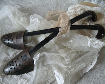 Alte Vintage Metall Schuhspanner antik french shabby chic im Stile JDL