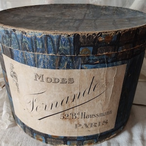 Antigua caja de sombreros original de Francia, caja de cartón del Boulevard Haussmann de París con papel jaspeado, tocador bohemio francés shabby.