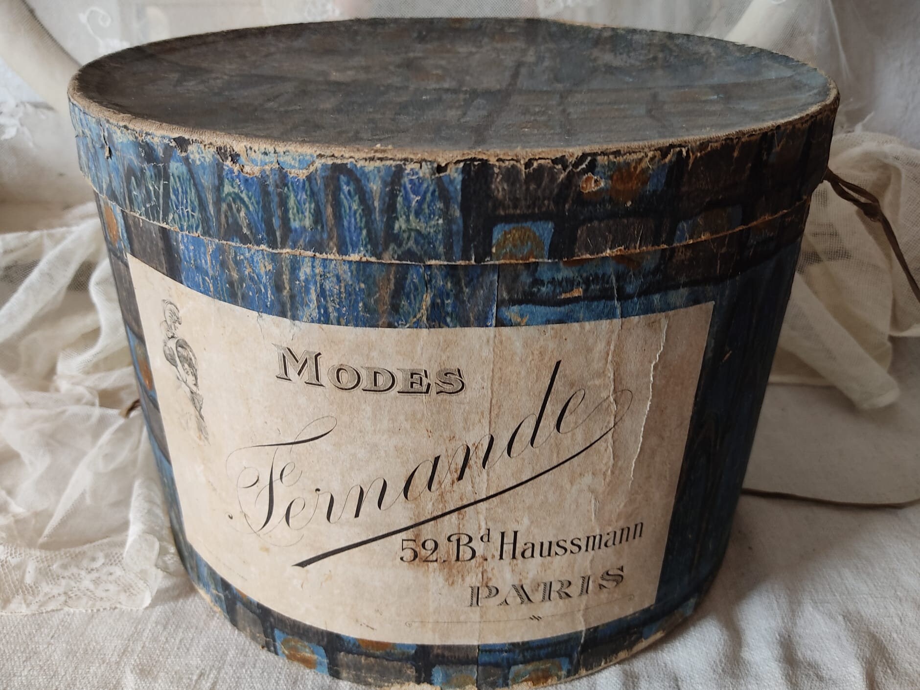 Antique French hat box 17¼ – Chez Pluie