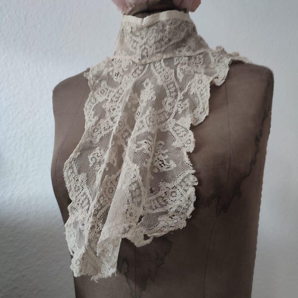 Antikes französisches Tüllspitzen Jabot nostalgisches Kragen Fragment Spitzenjabot Stehkragen brocante shabby chic Vintage victorian lace
