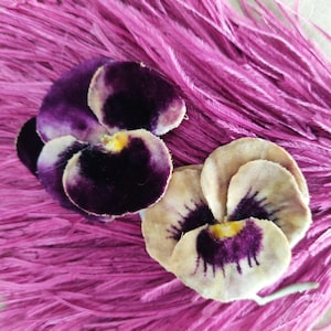Milliner's Workshop vintage hattdekoration strutsfjäder möter pensée sammetsblommor naturlig fjäder gammal hattmakare hantverk hattband fascinator
