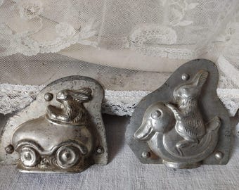 OSTERN Vintage Chocolade Mold 2 halbe Metallformen Schokoladenform HASENRENNEN Auto und Ente french shabby Brocante Patina Easter decoration