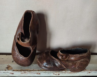 Antique children's shoes leather shoemaker's work girls' shoes button shoes french shabby patina