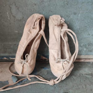 Antiguos zapatos de ballet para niños vintage desgastados en mal estado dañados destruidos descoloridos pátina real en mal estado brocante boudoir decoración bohemia