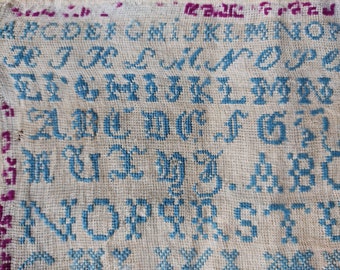 Échantillonneur de broderie ANTIK bleu clair sur toile brodé à la main ABC tissu musée alphabet police motif ancien travail manuel échantillonneur broderie artistique