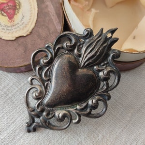 ANTIEK Ex Voto *Vlammend Hart* Hart votiefoffer in kartonnen doos devotionele votief hart religieuze hanger HEILIG HART Boudoir bohemian shabby
