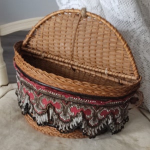 ANTIQUE Biedermeier basket with pearl embroidery wall basket finely woven wicker basket sewing basket lidded basket boudoir bohemian JDL