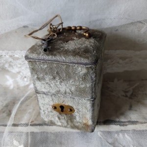 ANTYCZNE Pudełko z aksamitu Vintage na butelkę perfum perfumeryjnych Rimmel London Paris antyczne pudełko z aksamitu wyblakły szary buduar boho francuski shabby chic JDL
