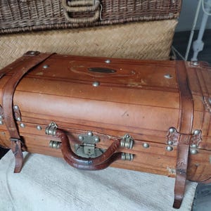ANTIQUE French old leather suitcase 1900 damaged destroyed suitcase shell suitcase real leather brocante shabby vintage patina photo shooting JDL
