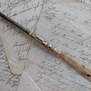 França ANTIGA caneta de escrita caneta de tinta esculpida em osso abridor de cartas acessório de mesa francês pátina Brocante francês
