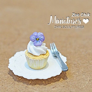 Miniature cup cake with plate and fork ( pansy ) / cake scale 1:12 dollhouse decorations accessories