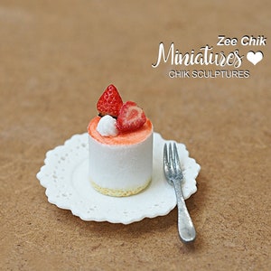 Miniature cake with plate and fork ( strawberry ) / cake scale 1:12 dollhouse decorations accessories