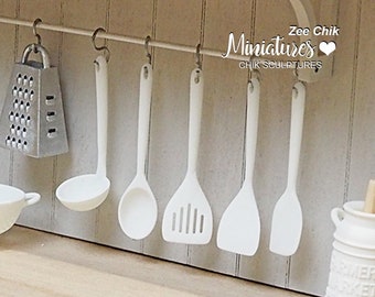 Utensili in miniatura (bianchi) in scala 1:12, decorazioni per la casa delle bambole, accessori - Italia