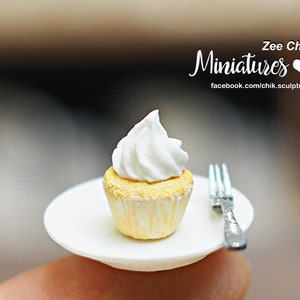 Miniature cup cake with plate and fork / cake scale 1:12 dollhouse decorations accessories