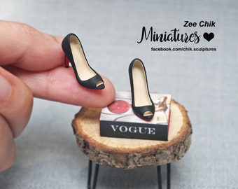 Zapatos de tacón alto negros mate estilo Christian Louboutin con punta abierta, en miniatura, con tacones de aguja, a escala 1:12, accesorios para casa de muñecas.
