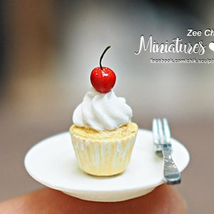 Miniature cup cake with plate and fork ( cherry ) / cake scale 1:12 dollhouse decorations accessories