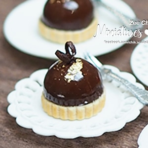 Miniature choc tartlet / plate and fork / cake scale 1:12 dollhouse decorations accessories