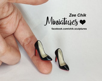 Miniatura Christian Louboutin estilo preto verniz salto alto sapatos stilettos escala 1:12 acessórios para casa de bonecas
