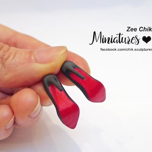 Miniatura Christian Louboutin estilo peep toe preto envernizado sapatos de salto alto estiletes sapatos de salto alto escala 1:12 acessórios para casa de bonecas imagem 5
