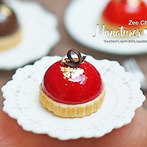 Miniature red tartlet / plate and fork / cake scale 1:12 dollhouse decorations accessories