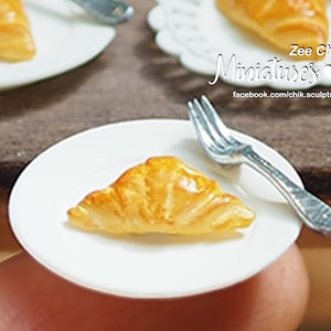 Miniature croissant / with plate and fork / cake scale 1:12 dollhouse decorations accessories