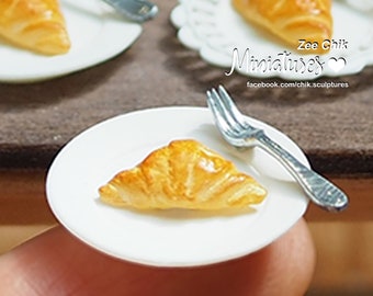 Miniature croissant / with plate and fork / cake scale 1:12 dollhouse decorations accessories
