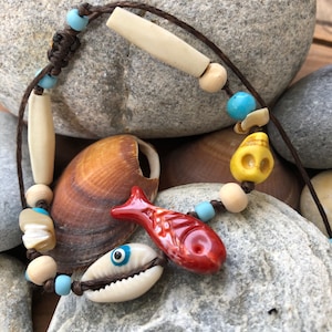 Pulseira de verão em carvalho com caveira de howlite, concha de búzio e osso de cachimbo de cabelo