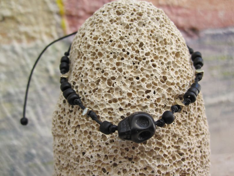 Black and Gold Men/'s bracelet with hematite and howlite