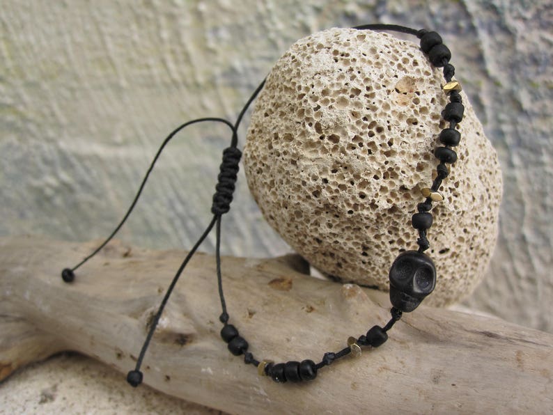 Black and Gold Men/'s bracelet with hematite and howlite