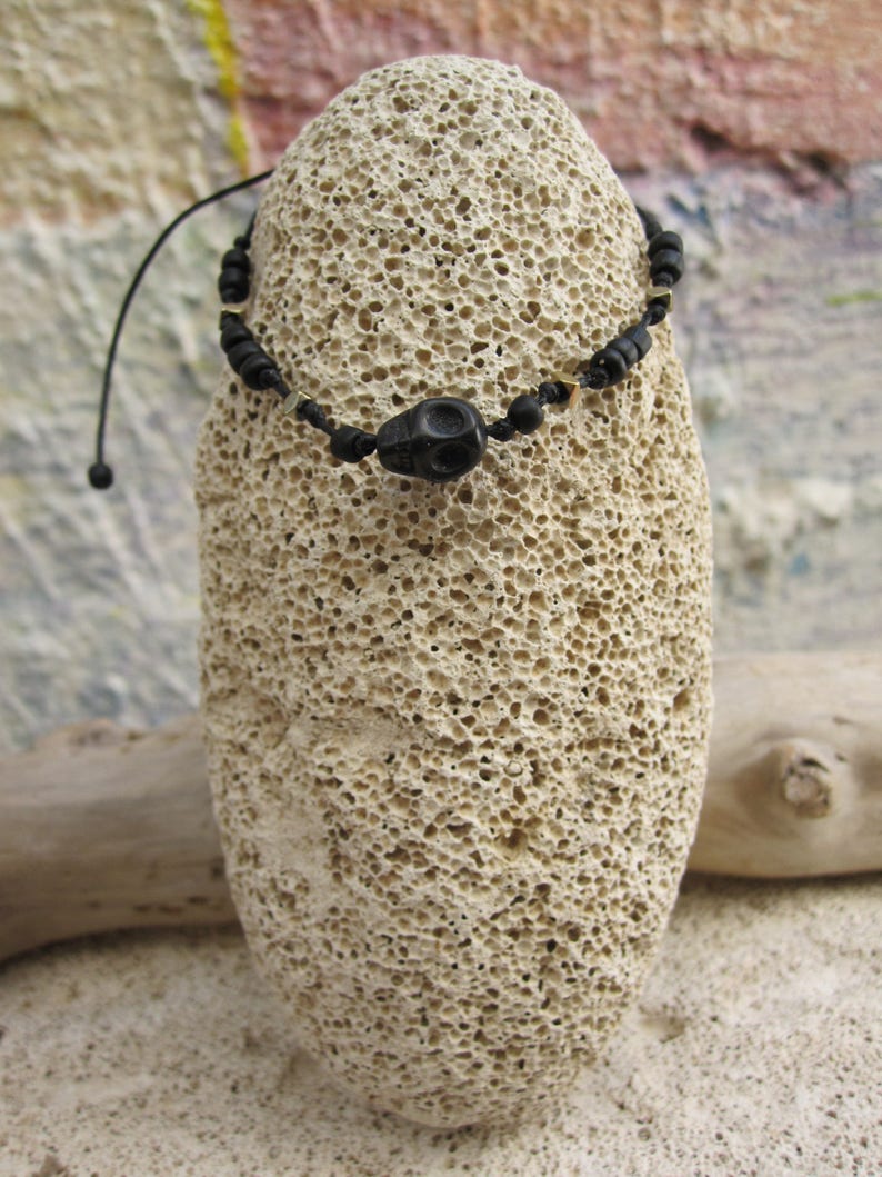 Black and Gold Men/'s bracelet with hematite and howlite