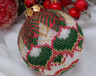 Boule de Noël en spirale crocheté " Motif n2", perles japonaise, fait main, artisanale made in France, rouge, vert blanc, or