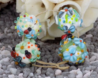 Ensemble de 4 perles botaniques fleurs bleu et coccinelles, en verre à la flamme, lampwork, artisanales faite main,