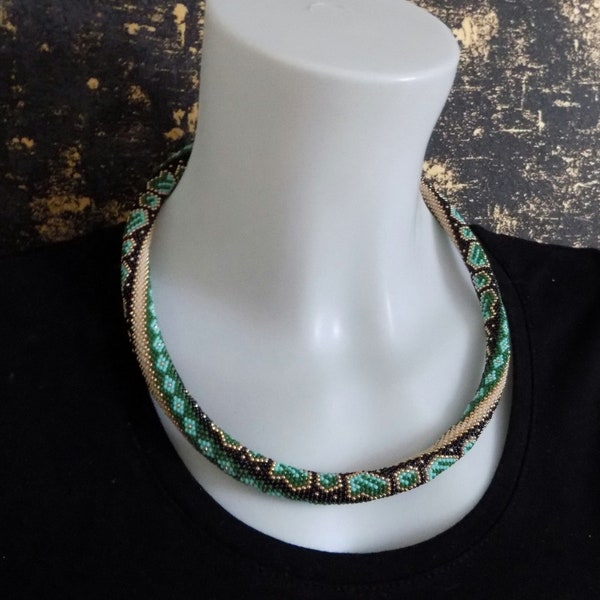 Collier spirale crochet "Aurèlie" en rocailles japonaise, vert et noir, fait main, artisanal, made in France