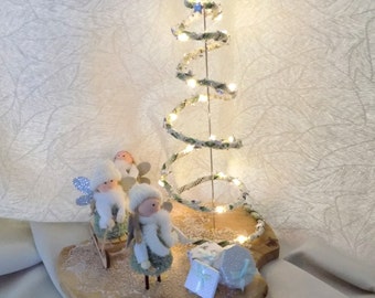 Scène de Noël,  sapin en spirale crocheté, perles japonaise, enfants jouant à la luge, support bois fait main, artisanal made in France