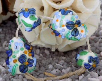 Ensemble de 4 perles (deux duo) botanique fleurs bleu en verre à la flamme, lampwork, artisanales faite main,