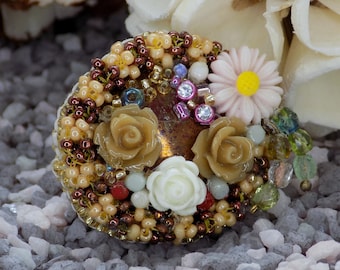 Broche "Parterre de fleurs", artisanale faite main, perles, cabochon et fleurs, brodée sur simili cuir, faite main, artisanat made in France