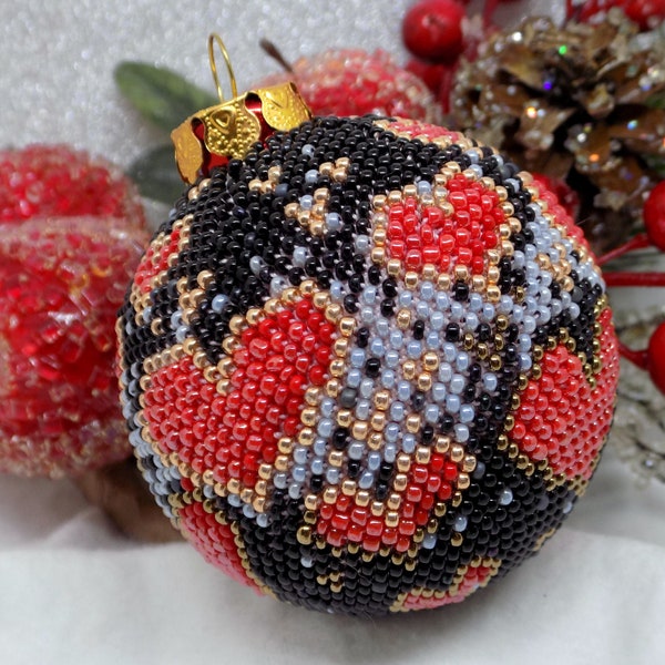 Boule de Noël faite main, en spirale crocheté "Cœurs" perles rocaille japonaise, rouge, noir et or, fait main, made in France, artisanale