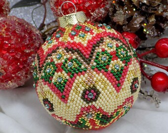 Boule de Noël en spirale crocheté "Boule de Noël 2023" ,rocailles japonaise multicolores, cristal ,fait main, artisanal, made in France