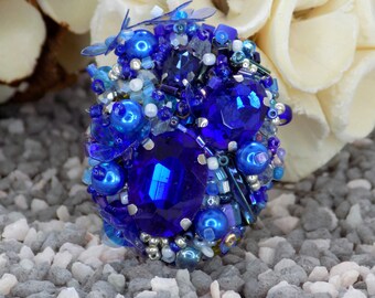 Broche "Pavé Bleu", assortiment de perles en verre  et cristal, fleurs acrylique, faite main, artisanat made in France