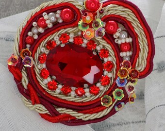 Pendentif soutache, cabochon en cristal rouge, strass cristal autrichien, perles nacre, fait main, artisanat made in France