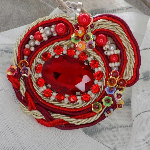 Pendentif soutache, cabochon en cristal rouge, strass cristal autrichien, perles nacre, fait main, artisanat made in France