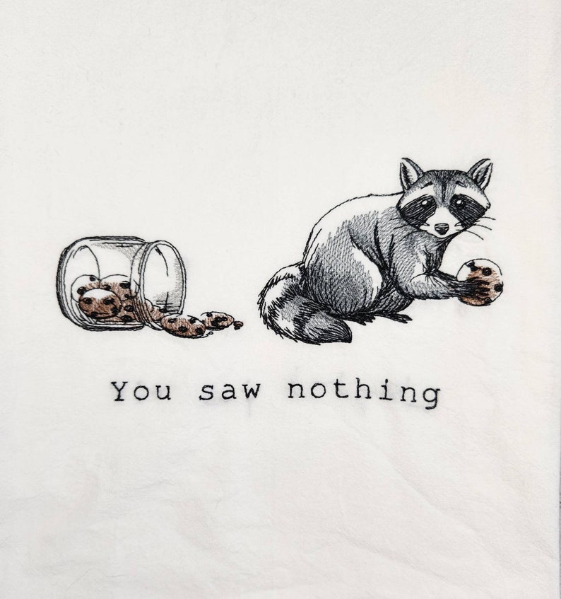 K&ouml;nnte beinhalten: Eine Schwarzwei&szlig;illustration eines Waschb&auml;ren, der ein Keks h&auml;lt. Eine Dose mit Keksen liegt auf dem Boden, einige Kekse sind herausgefallen. Der Text "You saw nothing" befindet sich unter dem Waschb&auml;ren.