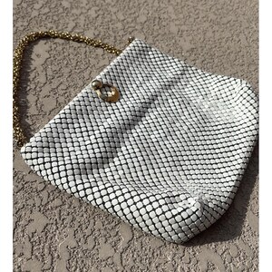 Bolso de mano vintage de malla metálica blanca de Whiting and Davis con correa de cadena dorada imagen 3