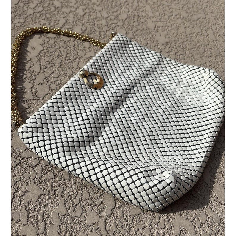 Bolso de mano vintage de malla metálica blanca de Whiting and Davis con correa de cadena dorada imagen 3