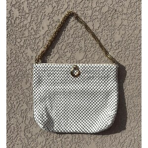 Bolso de mano vintage de malla metálica blanca de Whiting and Davis con correa de cadena dorada imagen 1