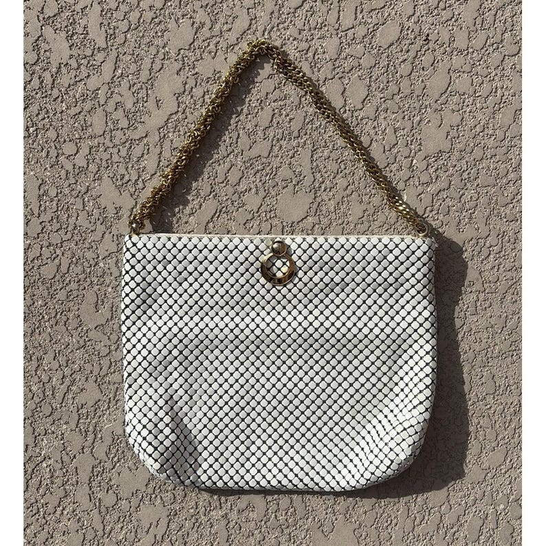 Bolso de mano vintage de malla metálica blanca de Whiting and Davis con correa de cadena dorada imagen 1