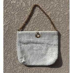 Bolso de mano vintage de malla metálica blanca de Whiting and Davis con correa de cadena dorada imagen 2