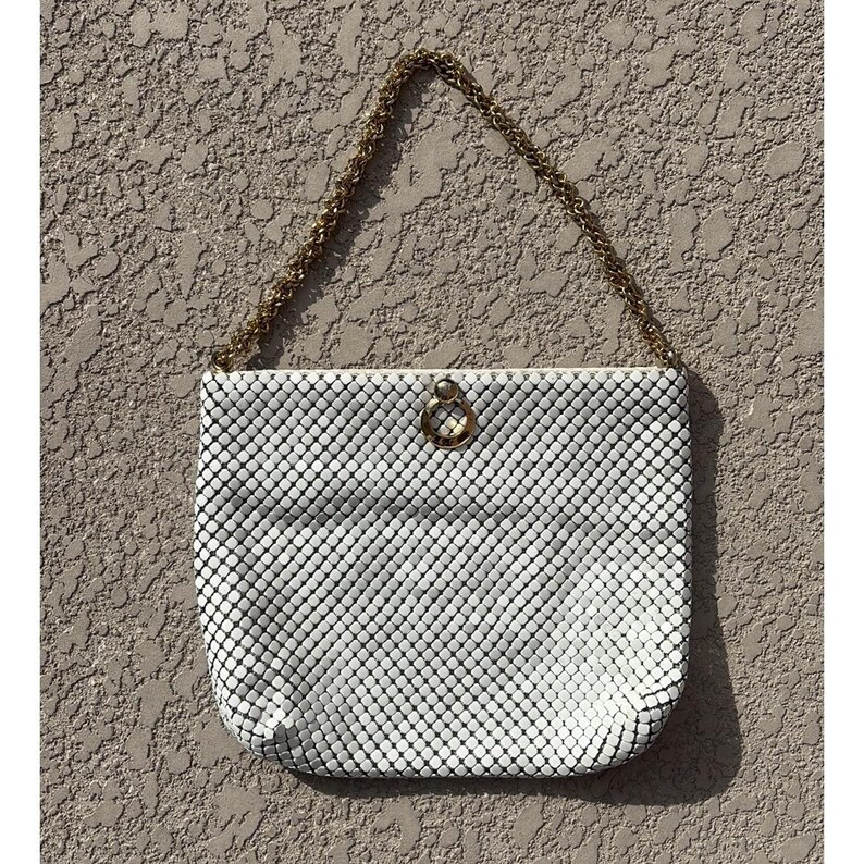 Bolso de mano vintage de malla metálica blanca de Whiting and Davis con correa de cadena dorada imagen 2