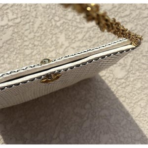 Bolso de mano vintage de malla metálica blanca de Whiting and Davis con correa de cadena dorada imagen 7